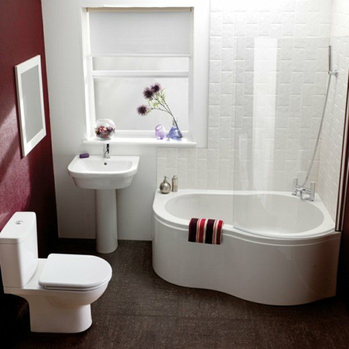 0-salle-d-eau-3m2-avec-petite-baignoire-arondie-et-cabine-de-douche-en-blanc-et-rouge