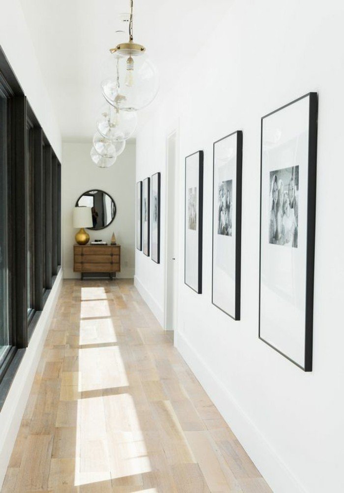 15-miroir-couloir-des-tableaux-sont-poses-sur-le-mur