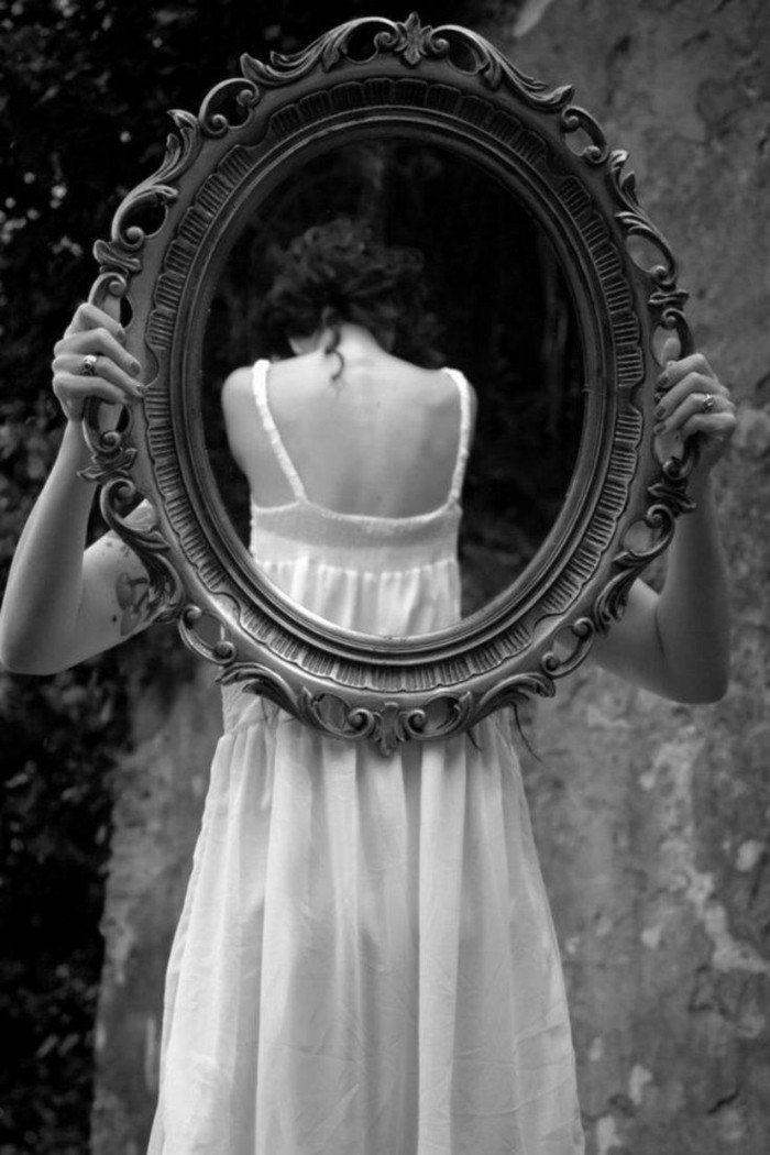 170-grand-miroir-chambre-une-femme-en-robe-blanche