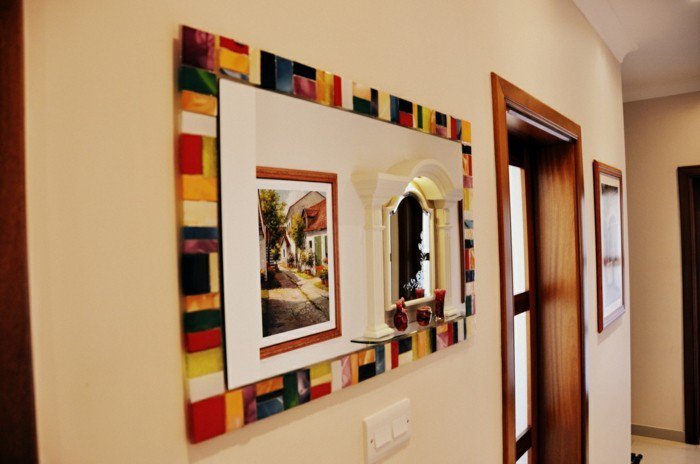 196-miroir-salon-des-tableaux-multicolores-sur-les-murs