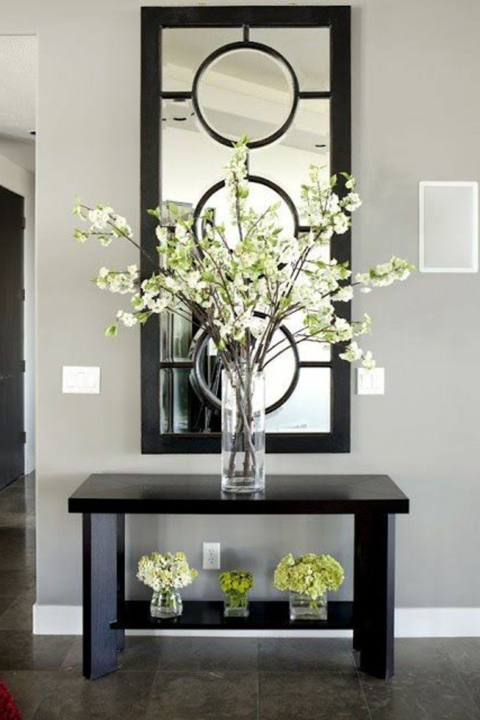 72-miroir-couloir-une-vase-avec-des-fleurs-blanches