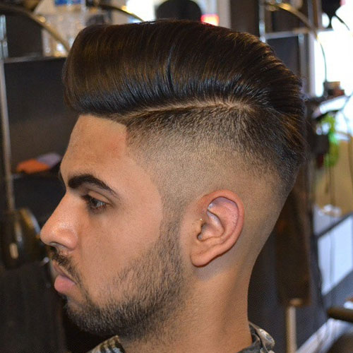 Haut chauve se fanent avec peigne sur Pompadour