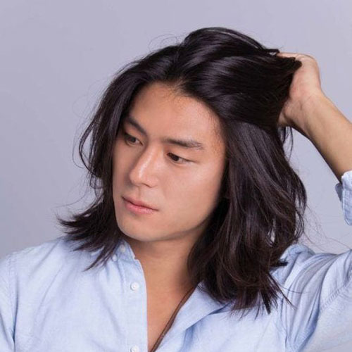 Hommes asiatiques aux cheveux longs