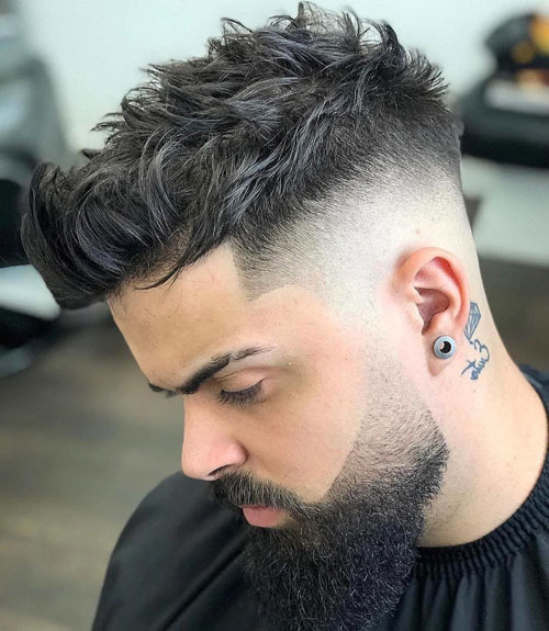 Coupe de cheveux épineux avec fondu et barbe