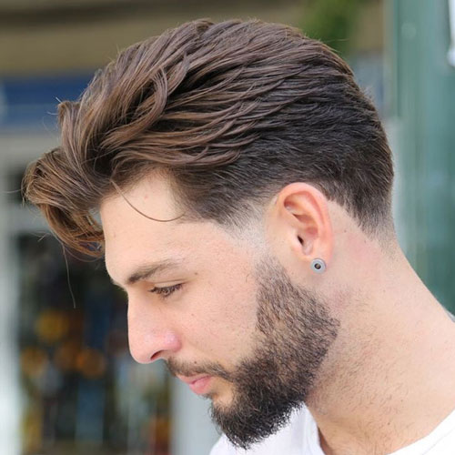 Quiff aux côtés courts et à la barbe épaisse