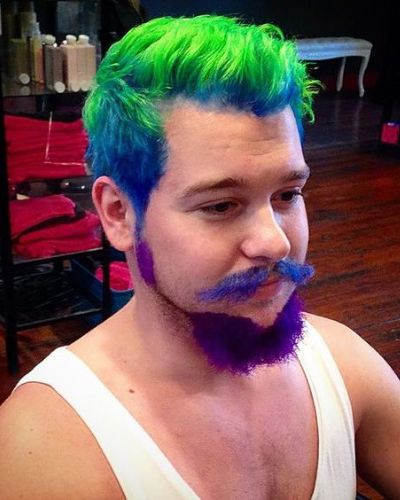 Cheveux bleus avec pointes vert fluo et barbe violette