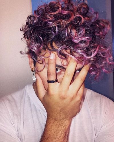 Purple Forward Swept Curls avec l'audacieuse magenta
