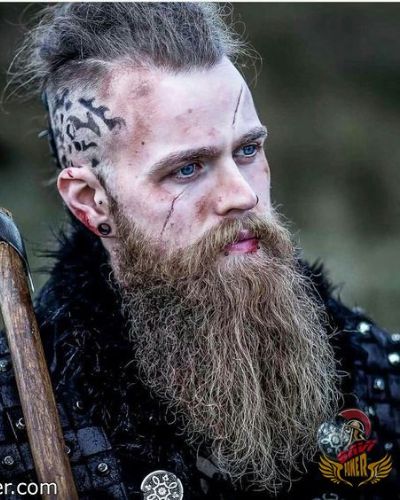 Le look moderne de Viking avec des tatouages ​​de crâne