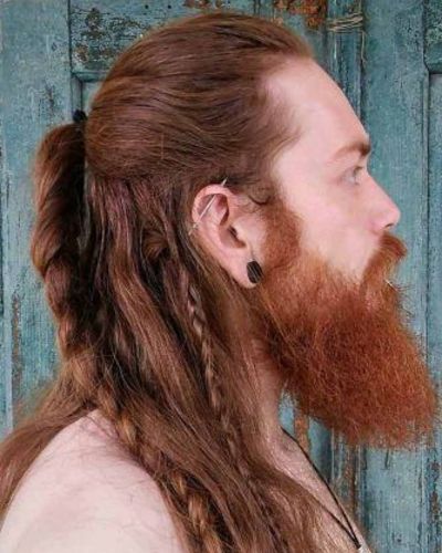 Viking aux cheveux roux avec des tresses et une barbe touffue
