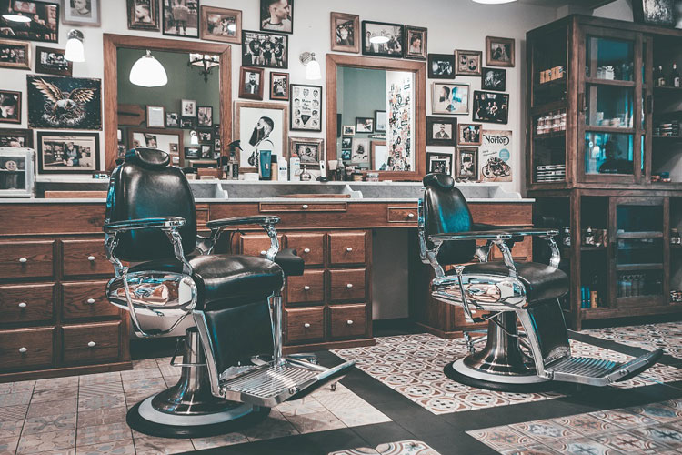 Barber Shop "width =" 750 "height =" 500 "srcset =" http://flashmag.tn/wp-content/uploads/2019/08/1567031547_811_Pourquoi-devriez-vous-vous-faire-couper-les-cheveux-chez-un-barbier.jpg 750w, https: //www.menshairstylylestay - Aujourd'hui .com / wp-content / uploads / 2019/06 / Barber-Shop-300x200.jpg 300w "tailles =" (largeur maximale: 750px) 100vw, 750px "data-jpibfi-post-excerpt =" "data-jpibfi- post-url = "https://www.menshairstylestoday.com/barber-shops/" data-jpibfi-post-title = "Meilleurs coiffeurs: pourquoi choisir une coupe de cheveux chez un barbier" data-jpibfi-src = " http://flashmag.tn/wp-content/uploads/2019/08/1567031547_811_Pourquoi-devriez-vous-vous-faire-couper-les-cheveux-chez-un-barbier.jpg "/></noscript></p>
<p>Quoi qu'il en soit, l'expérience du barbier est unique, masculine et amusante. Tout vient peut-être de la tradition d'aller dans un salon de coiffure, mais vous ne pouvez pas vous empêcher de vous sentir légèrement élevé.</p>
<h2><span id=