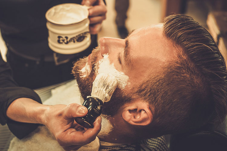 Rasage rasoir humide avec crème à raser sur Barbershop