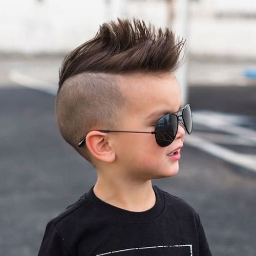 Coupes de cheveux mignon bébé garçon pour enfants de 2 ans - Mohawk avec côtés rasés