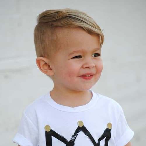 Coiffures mignonnes pour petits garçons - Longs cheveux peignés sur le côté avec des côtés courts