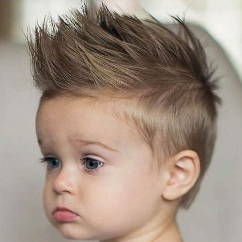 Coupes de cheveux pour bébé garçon - côtés courts avec poils hérissés sur le dessus