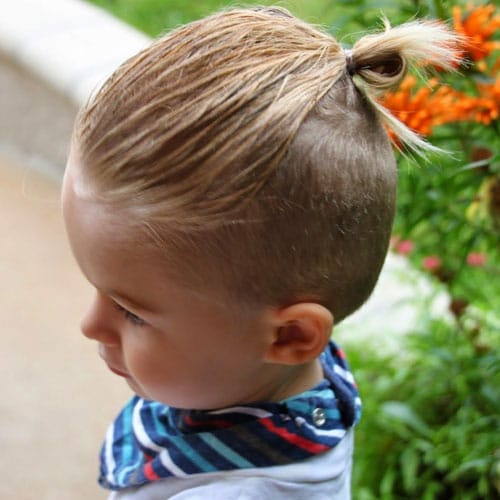 Coiffures bébé garçon cool - queue de cheval pour cheveux longs