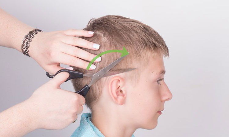 Couper les cheveux des enfants sur les côtés