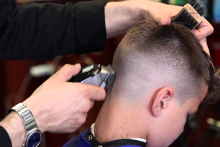 Comment couper les cheveux de vos petits garçons