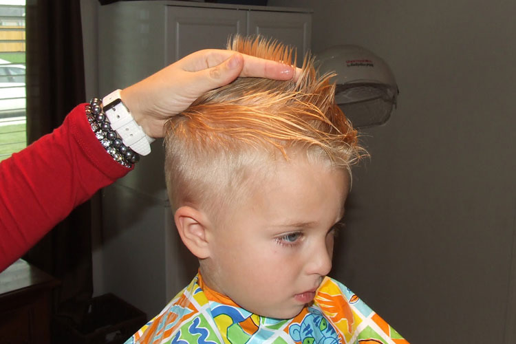 Comment couper les cheveux longs des garçons