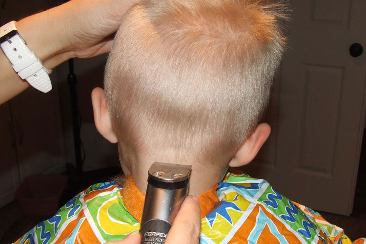 Comment couper les cheveux des jeunes garçons