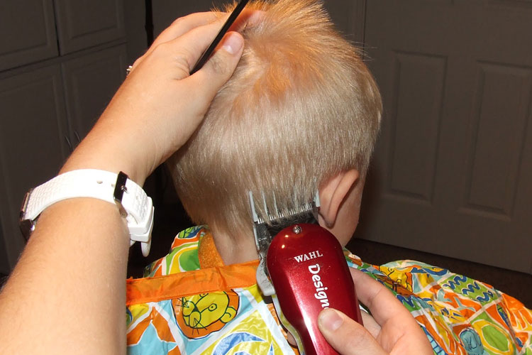 Comment se faner les cheveux des petits garçons
