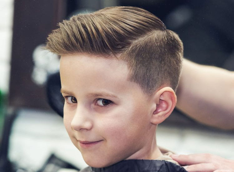 Ce que vous devez couper une coupe de cheveux pour garçons à la maison