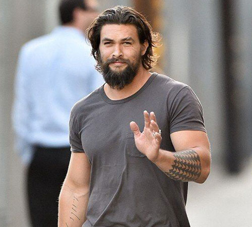 Cheveux longs et barbe épaisse