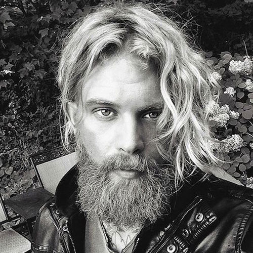 Styles de cheveux longs et barbe