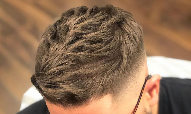 Appliquer la pommade de coiffure pour hommes pour les coiffures texturées