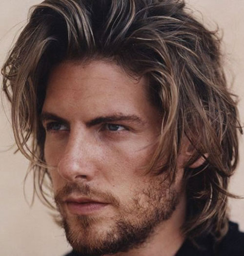 Coiffures texturées pour les hommes aux cheveux longs