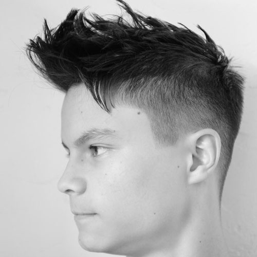 Coiffure texturée épineuse à franges pour hommes
