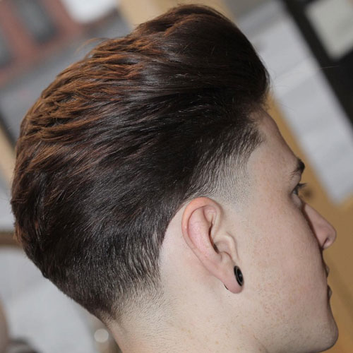 Cône Classique Bas avec Cheveux Épais Brossés dans le Dos