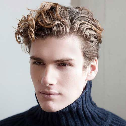 Cheveux bouclés blonds bouclés