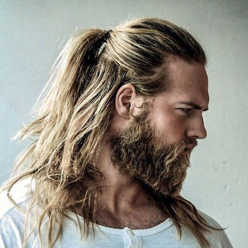 Longs cheveux blonds et barbe
