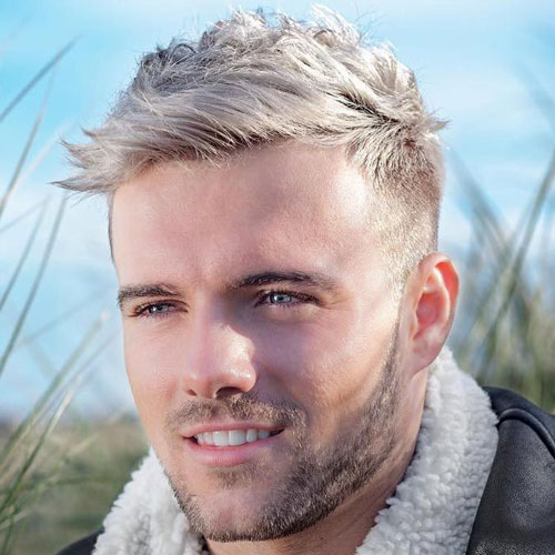 Cheveux blonds courts avec fade