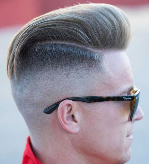 Pompadour Blonde foncé avec des parties épaisses et une peau foncée