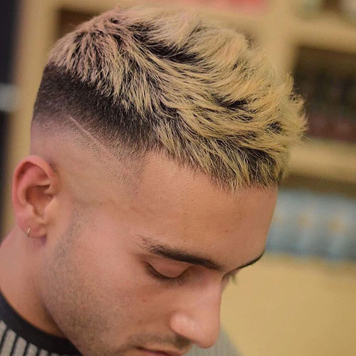 Top court blond avec haute décoloration au rasoir
