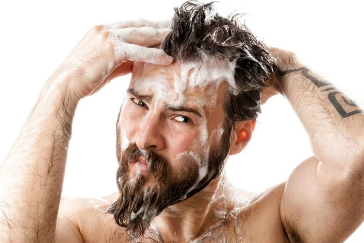 Lavez votre barbe pour arrêter les pellicules sur votre visage