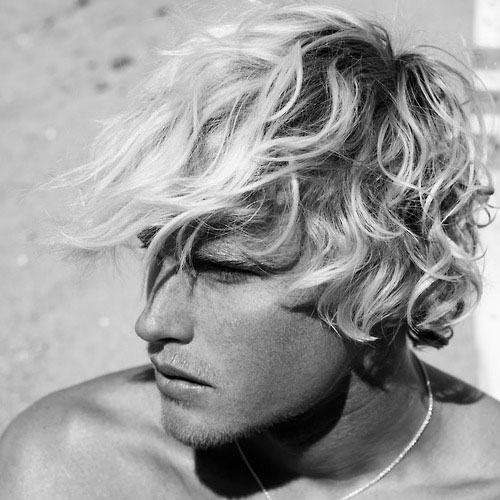 Cheveux de surfeur ondulés blonds