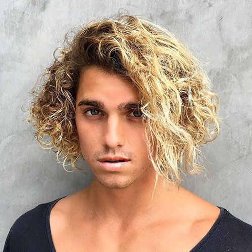 Cheveux de surfeur blonde