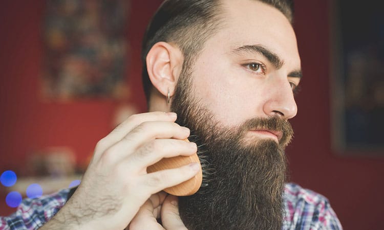 Brossez votre barbe pour la garder douce