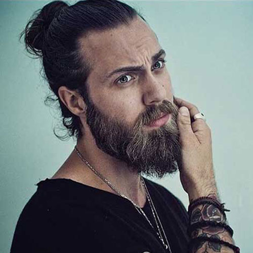 Viking Man Bun avec barbe