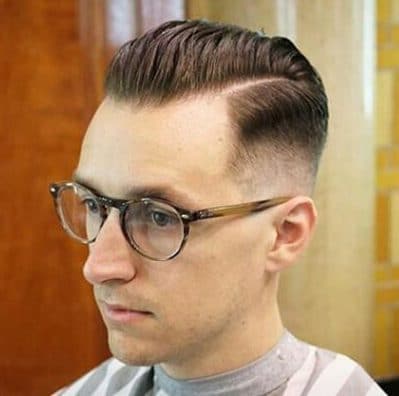 Skin Fade Haircut avec des lunettes