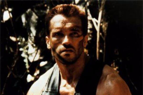 La coupe de cheveux à dessus plat d'Arnold Schwarzenegger