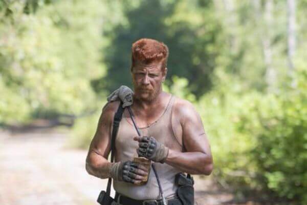 Le dessus plat rougeâtre de Michael Cudlitz.