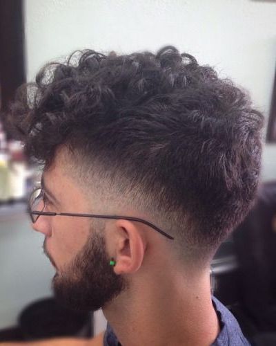 Forward balayé Curls avec Fade et Beard