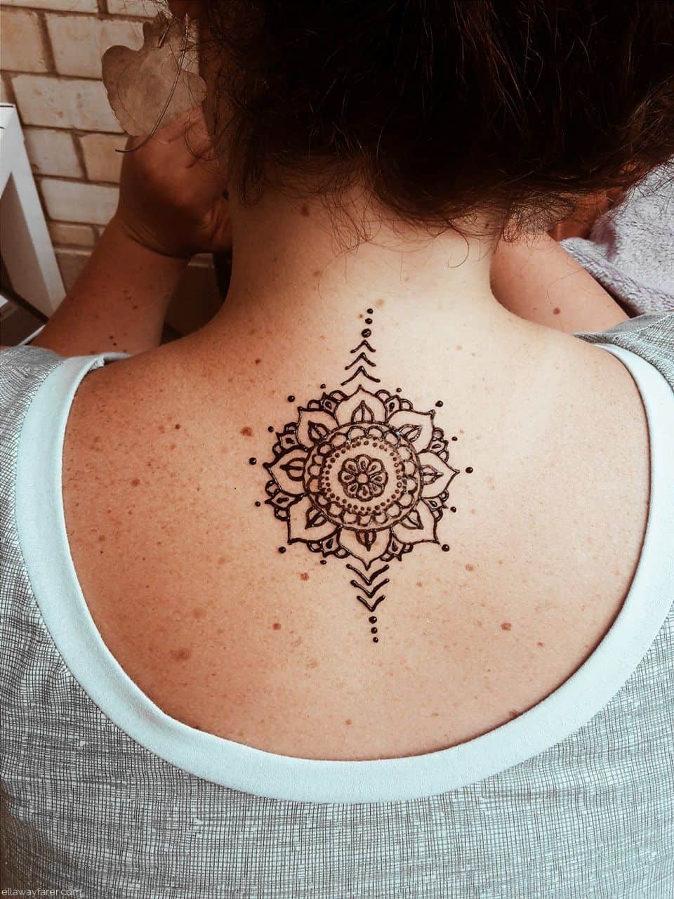 Tatouage au henné dans le haut du mandala