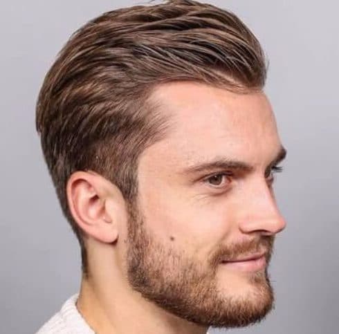 coiffures arrières lisses pour les hommes avec des hairlines en recul