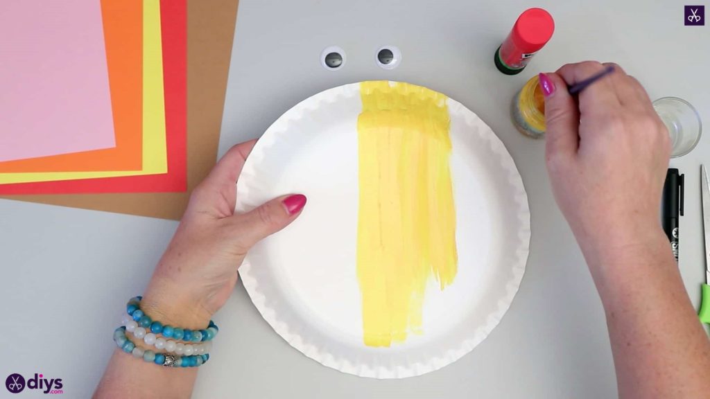Assiette en papier peinture épouvantail en jaune
