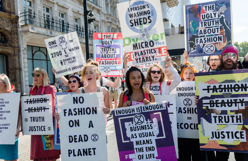 Protestation contre la rébellion d'extinction à la Fashion Week de Londres