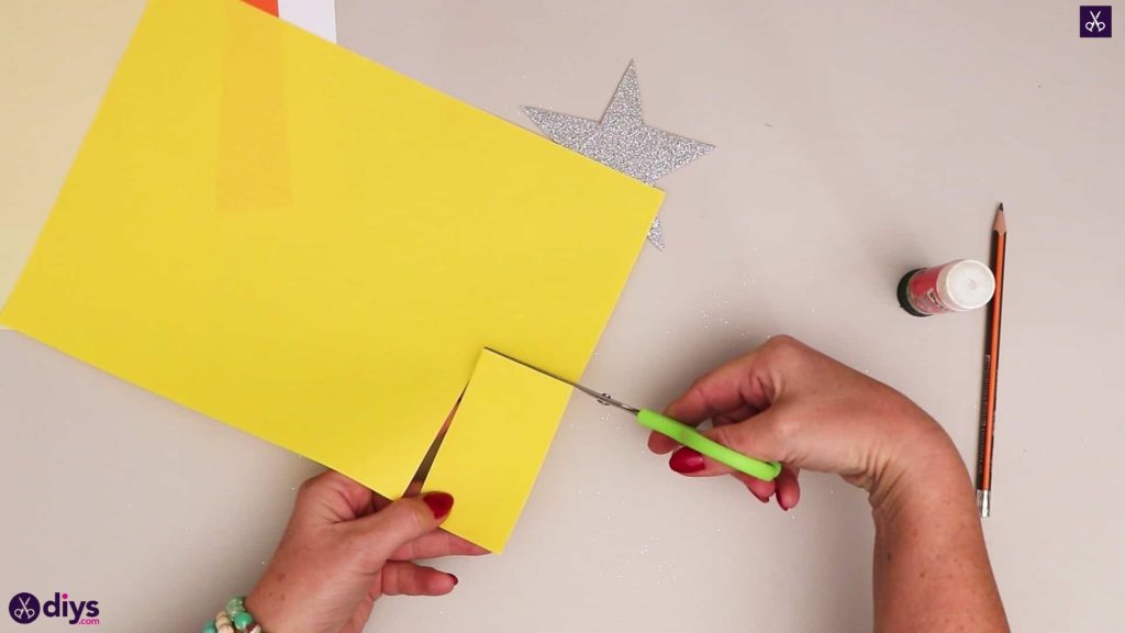 Bougie en papier sur une étoile fixait du papier jaune